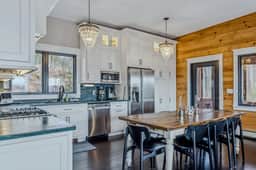 Screened-Porch Home, Killington Views & Pet-Friendly - Image 4