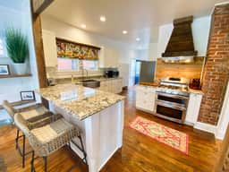 Hummingbird Cottage with Park Views, Pet-Friendly - Image 3