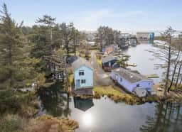 Canal Cottage with Kayak Dock, Walk to Beach - Image 5