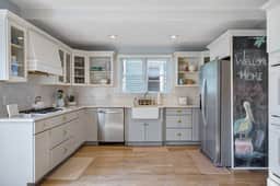 Peach Perfect Victorian Home with Gourmet Kitchen - Image 5