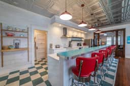 Wild Oats Home, Steps to Beach & Pet-Friendly - Image 2
