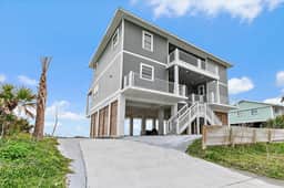 Beachfront Home, Pool Table, BBQ & Beach Access - Image 3