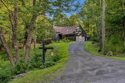 Fox Crossing House with Large Deck & Fire Pit - Image 2