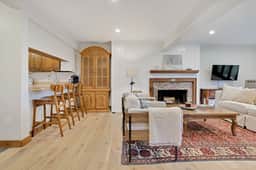 Renovated End-Unit Condo, Green Mountain Foothills - Image 5