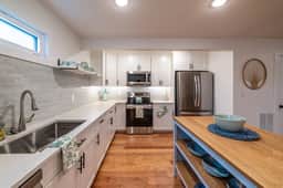 Sweet Virginia Breeze Condo, Walk to Beach & Shops - Image 5