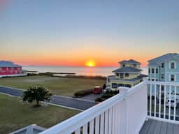 Pelican Home with Rooftop Deck & Walk to Beach - Image 4