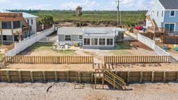 Little Kahuna with Beach Private Access & Deck - Image 4