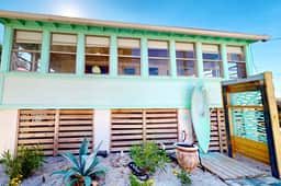 Coastal Cottage, Sandy Backyard & Steps to Beach - Image 3