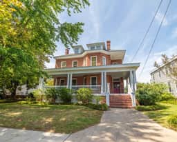 Classically Current Home on Park, Near Beach - Image 2