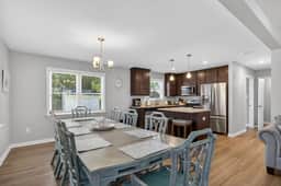 Ocean Breeze Home, Close to Beach, Shops & Park - Image 2