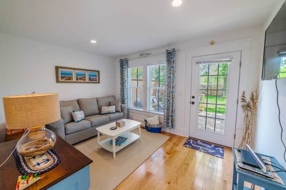 Second Wind Townhouse, Walk to Beach & Downtown - Image 3