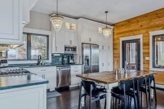 Screened-Porch Home, Killington Views & Pet-Friendly - Image 4