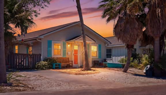Beachside Cottage with Private Hot Tub & Near Beach - Image 4