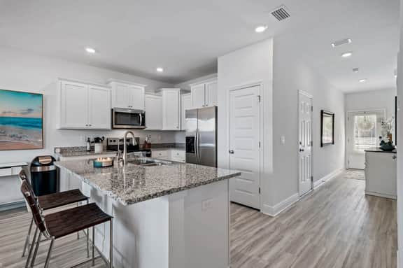 B Coastal Townhome with Grill & Beach Access - Image 4
