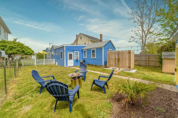 Wild Blue Cottage, Steps from the Beach - Image 3