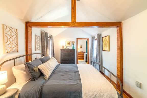Wild Blue Cottage, Steps from the Beach - Image 5