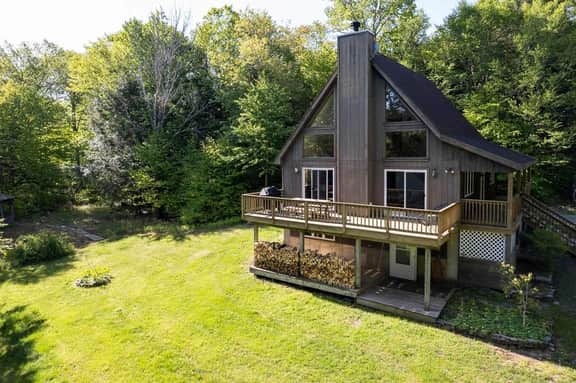 Woodland Chalet, Fire Pit, Gazebo & Forest Views - Image 2