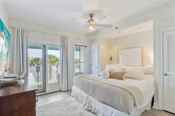 Amor by the Sea Studio with Pool & Lake Views - Image 4
