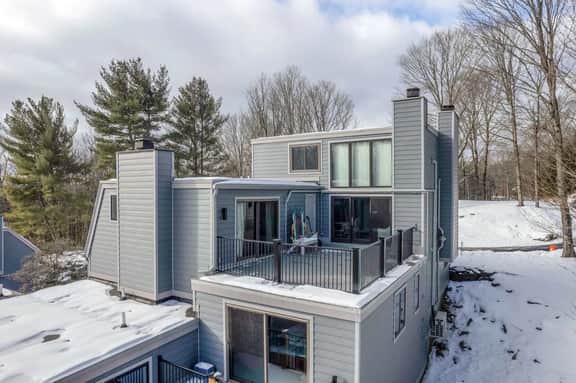 Townhouse, Mountain Views & Ski Access, Kingswood - Image 2