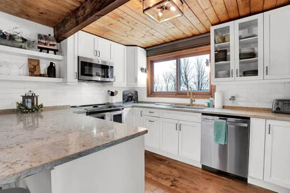 Townhouse, Mountain Views & Ski Access, Kingswood - Image 3
