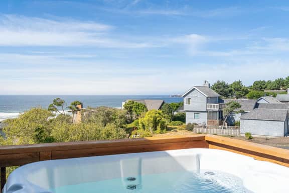 Sea Breeze Home, Ocean-View Hot Tub, Nye Beach - Image 4
