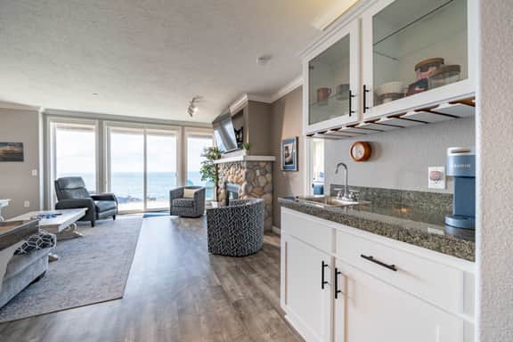 Thundering Sea Condo, Ocean Balcony & Pool - Image 4