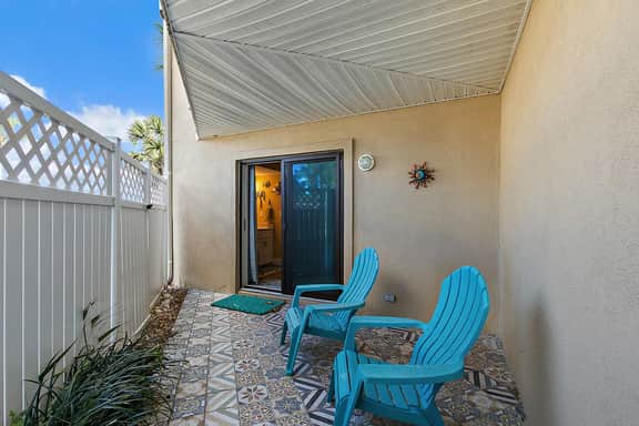 Beachfront Condo with Ocean Views & Pool Access - Image 4