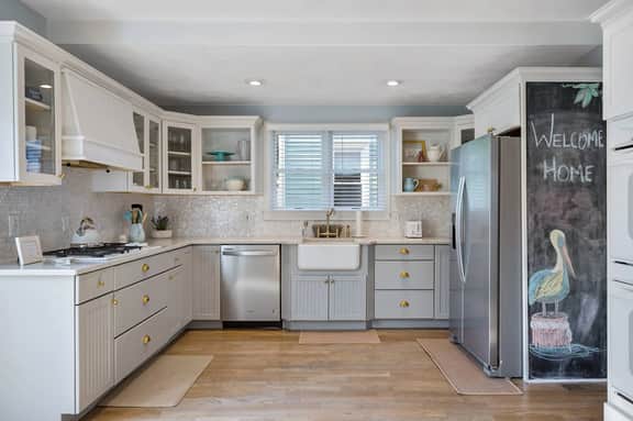 Peach Perfect Victorian Home with Gourmet Kitchen - Image 5