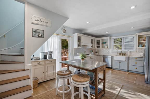 Peach Perfect Victorian Home with Gourmet Kitchen - Image 3
