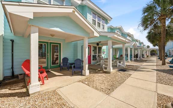 Bron's Beach Shack with Pool & Near Beach - Image 4