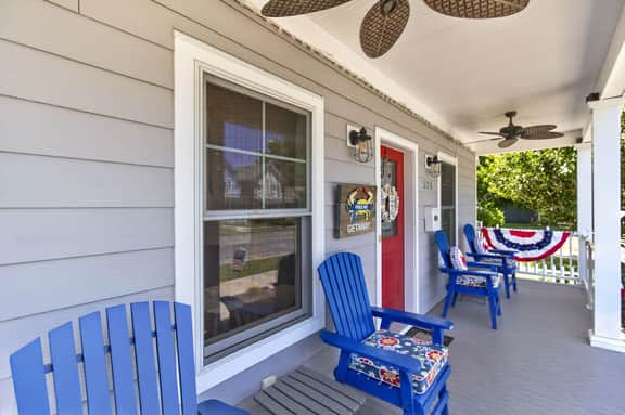 Old Bay Home with First-Floor Bedrooms, Near Beach - Image 4