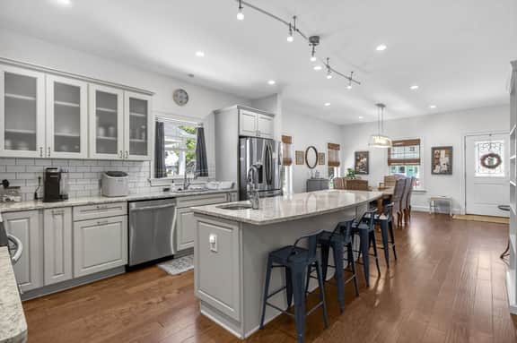 Old Bay Home with First-Floor Bedrooms, Near Beach - Image 5