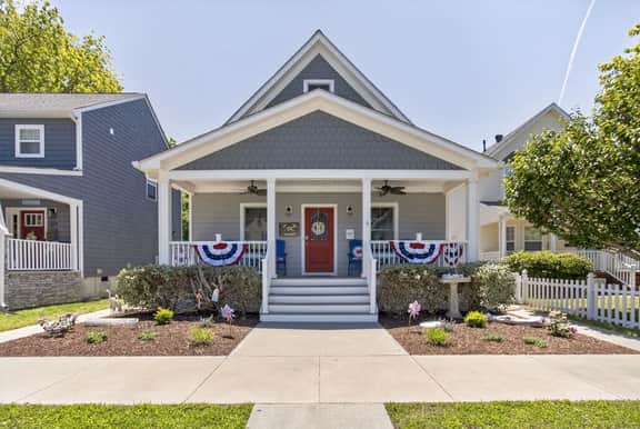 Old Bay Home with First-Floor Bedrooms, Near Beach - Image 2