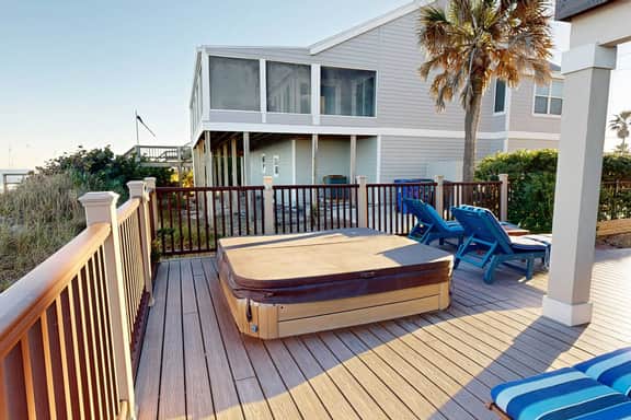 Foxys Retreat Home, Hot Tub, Fire Table & Deck - Image 4