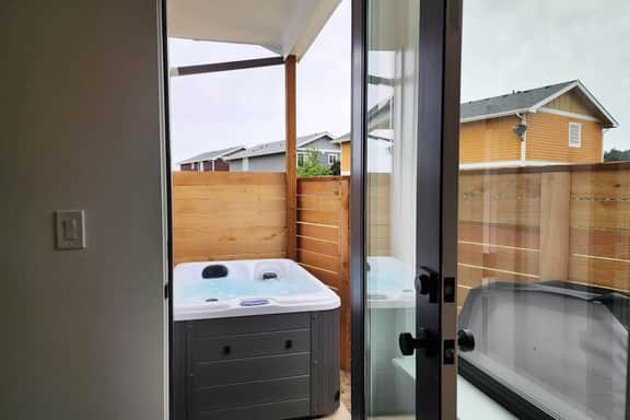 Salt & Stone Townhouse, Hot Tub & Bay Views - Image 4