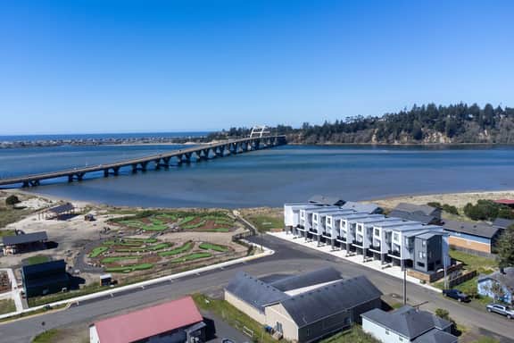 Salt & Stone Townhouse, Hot Tub & Bay Views - Image 3