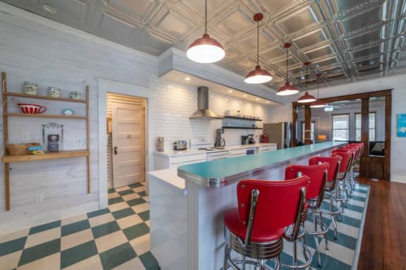 Wild Oats Home, Steps to Beach & Pet-Friendly - Image 2