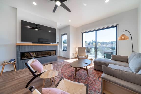 Alsea Bay View Stay + Hot Tub + Easy Walk to Town - Image 5