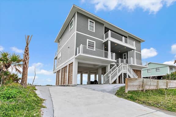 Beachfront Home, Pool Table, BBQ & Beach Access - Image 3