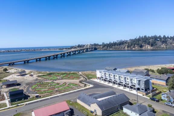 Rainshadow Retreat, Hot Tub & Bay Bridge Views - Image 2