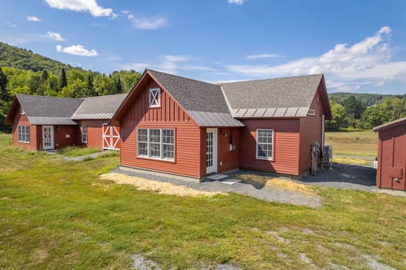 Carriage House Barn with Sweeping Farm Views - Image 5