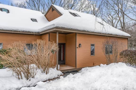 End-Unit Condo with Sauna & Pool, Deere Run - Image 5