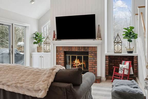 End-Unit Condo with Sauna & Pool, Deere Run - Image 4
