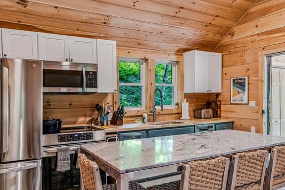 Highland Cabin above Woodstock Village, Pets Welcome - Image 3