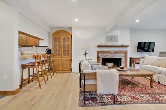 Renovated End-Unit Condo, Green Mountain Foothills - Image 5