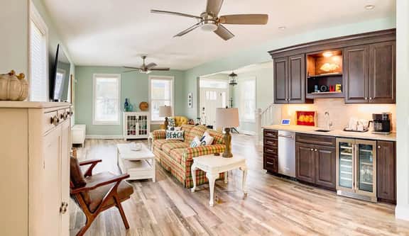 Lilys Pad Home with Gourmet Kitchen, Near Beach - Image 4