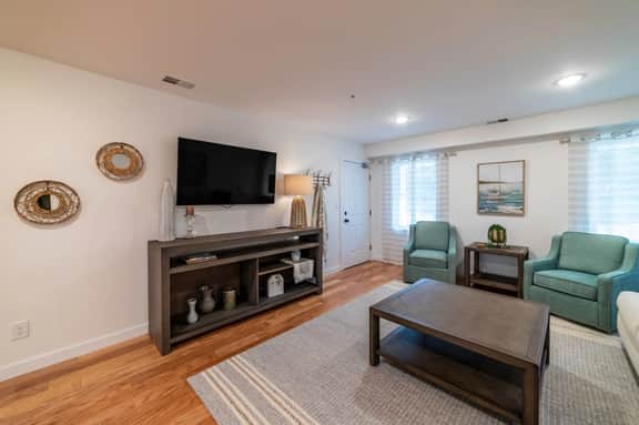 Sweet Virginia Breeze Condo, Walk to Beach & Shops - Image 3