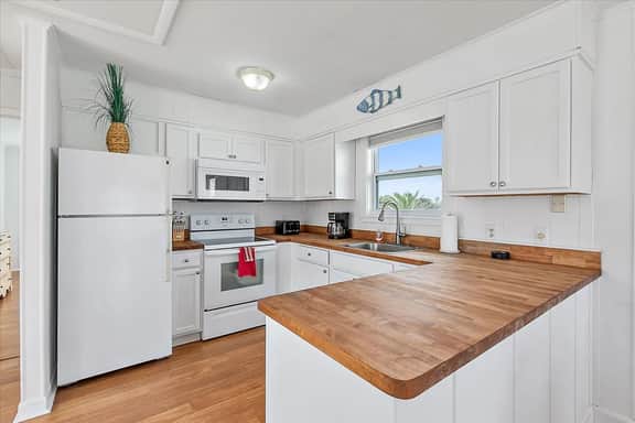 Crows Nest Apartment with Ocean View Balcony - Image 5