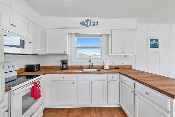Crows Nest Apartment with Ocean View Balcony - Image 4