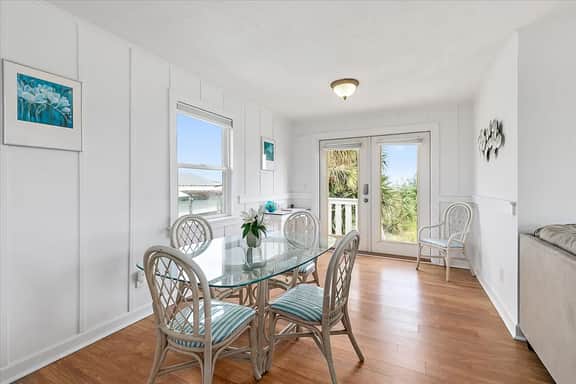 Crows Nest Apartment with Ocean View Balcony - Image 2